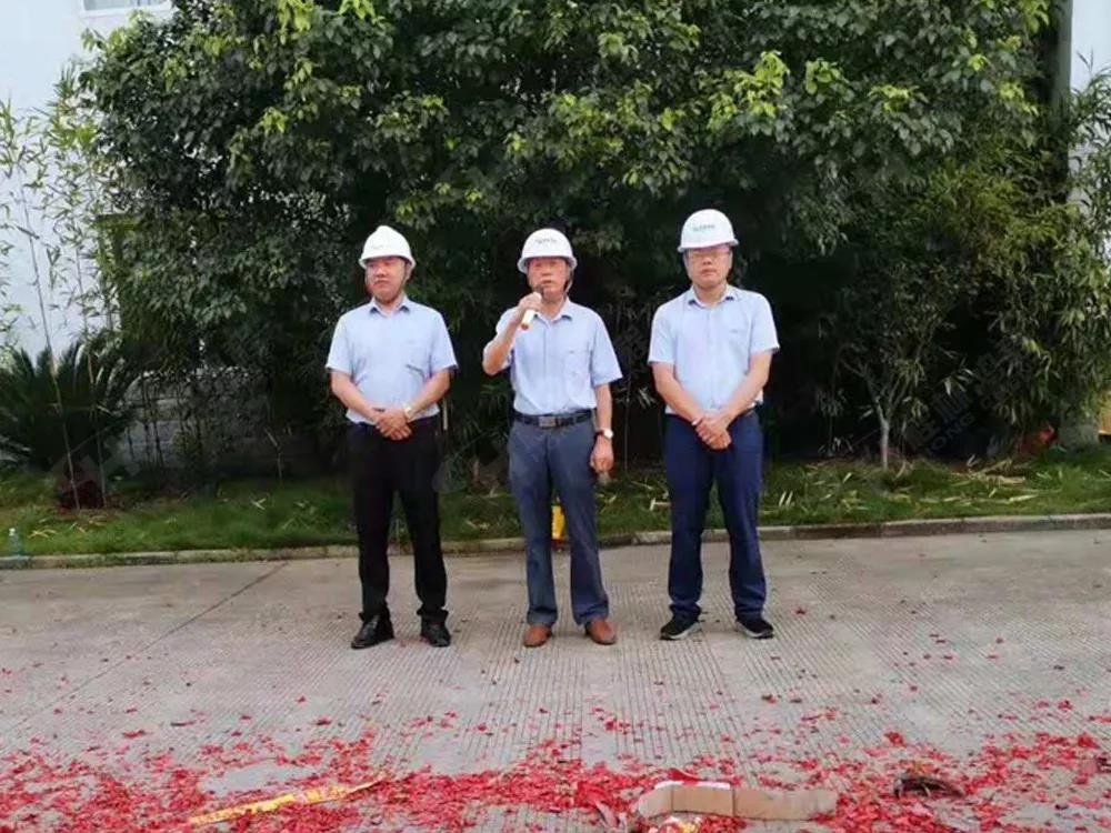 桂林鴻程董事長(zhǎng)容平勛發(fā)表致辭桂林鴻程機(jī)電設(shè)備有限公司廠區(qū)2#生產(chǎn)廠房開工大吉！
